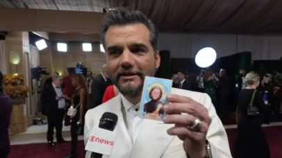 Wagner Moura leva “santinho” de Fernanda Torres ao Globo de Ouro 2026