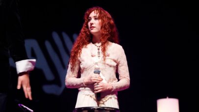 A única coisa que importa, segundo discurso de Chappell Roan no Resonator Awards