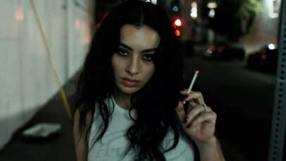 Charli XCX tem legiões de clones, incluindo Kylie Jenner, no novo clipe de ‘Residue’