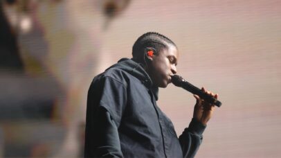 Daniel Caesar volta ao Tiny Desk para apresentar seu último disco