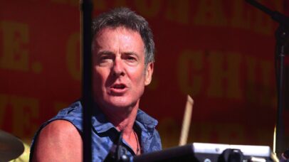 Rob Hirst, baterista da banda australiana Midnight Oil, morre aos 70 anos