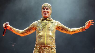 Ney Matogrosso é confundido com Caetano Veloso ao passear em Salvador; assista