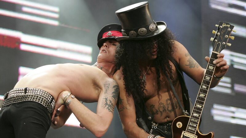 Scott Weiland e Slash durante show do Velvet Revolver no Live 8 London, de 2005 (Foto: MJ Kim/Getty Images)