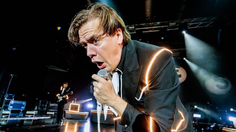 Howlin' Pelle Almqvist durante show do The Hives em 2025 (Foto: Sergione Infuso / Corbis via Getty Images)