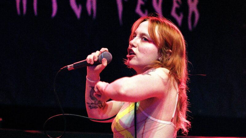 Amy Walpole, vocalista do Witch Fever, em 2023 (Foto: Gus Stewart / Redferns via Getty)