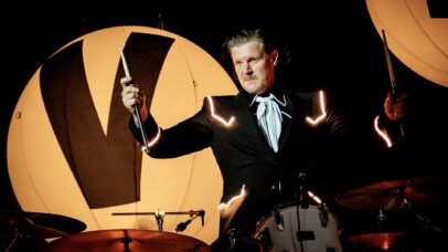 Baterista do The Hives utiliza máscara de oxigênio em show em Bogotá