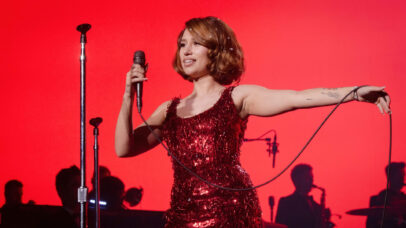 Raye está ‘completamente devastada’ após erro da Ticketmaster barrar fãs em show na França