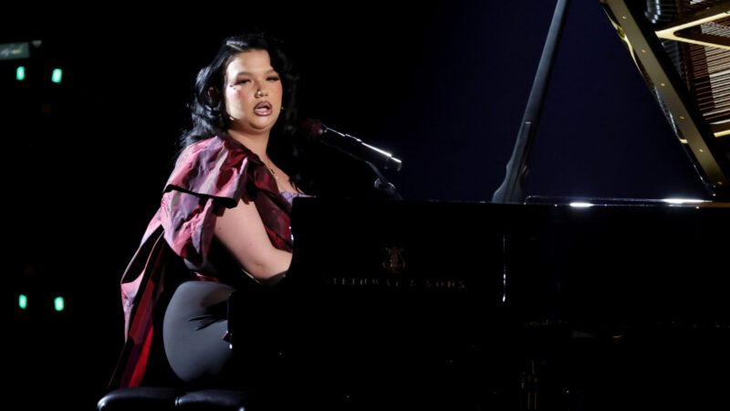 Lola Young durante performance de "Messy" no Grammy 2026