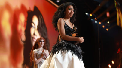 Conheça Olivia Dean, eleita Artista Revelação no Grammy 2026