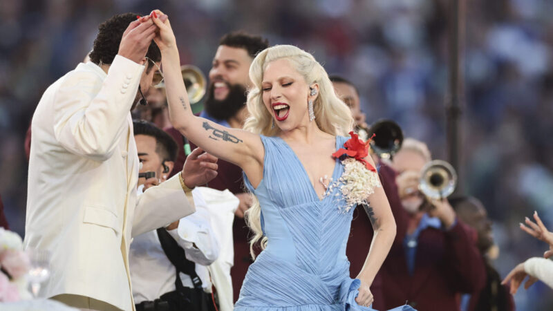 Lady Gaga e Bad Bunny em show de intervalo do Super Bowl