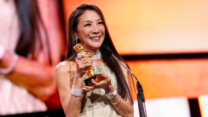 Michelle Yeoh se recusa a debater política ao receber Urso de Ouro