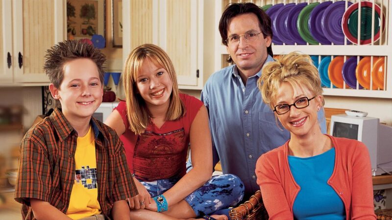 Hilary Duff e o elenco de ‘Lizzie McGuire’ prestam homenagem a Robert Carradine: ‘Esta dói muito’