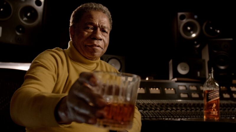 Paulinho da Costa em ação de celebração promovida pela Johnnie Walker (Foto: Nayara Spina/ Divlgação)