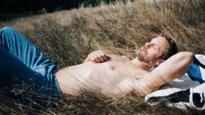 ‘Pillion’, filme sobre BDSM com ator de ‘Harry Potter’, ganha previsão de estreia no Brasil