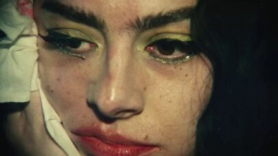 ‘The Moment’, filme com Charli xcx, ganha data de estreia no Brasil