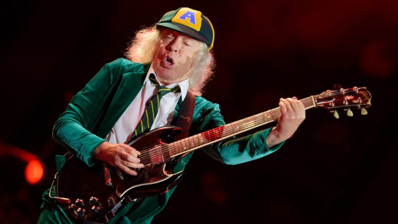 Angus Young, guitarrista do AC/DC, ao vivo em São Paulo (Foto: Leca Suzuki @lecasuzukiphoto para Rolling Stone Brasil)