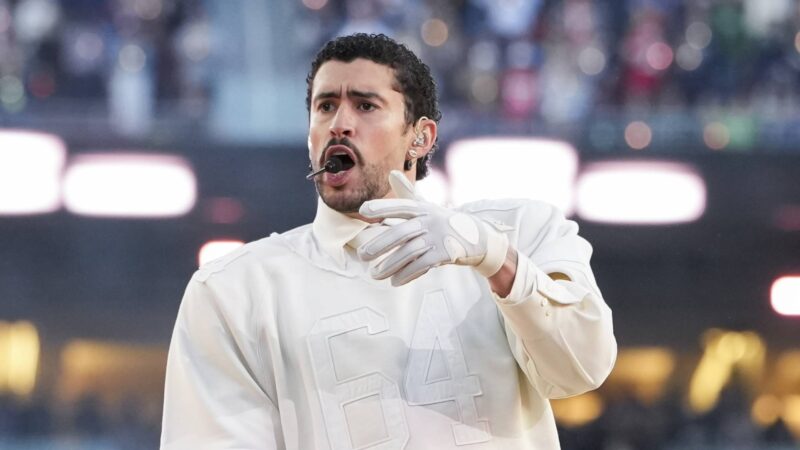 Bad Bunny no intervalo do Super Bowl 2026 (Foto: Todd Rosenberg / Getty Images)