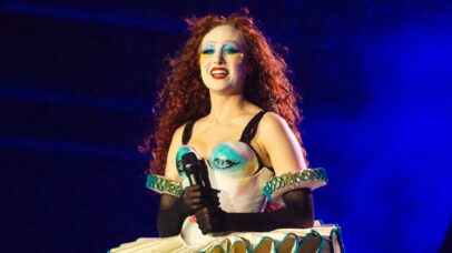 Chappell Roan discute parceria com ONG brasileira que acolhe jovens LGBT+