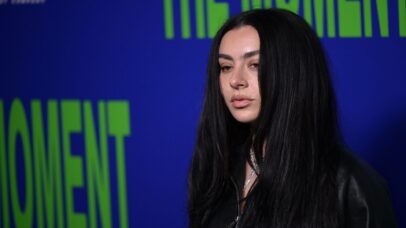 Charli XCX nega conhecimento sobre supostos vínculos da organizadora da ‘Afterparty’ de ‘The Moment’ com a Rússia