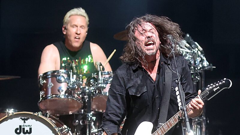 Josh Freese e Dave Grohl durante show do Foo Fighters em 2023 (Foto: Gary Miller / WireImage via Getty Images)