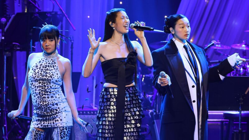 Rei Ami, EJAE e Audrey Nuna, de 'Guerreiras do K-Pop', durante performance no Grammy 2026