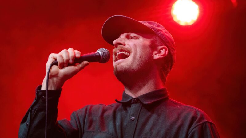 Mac DeMarco em 2025 (Foto: Frank Hoensch / Redferns)