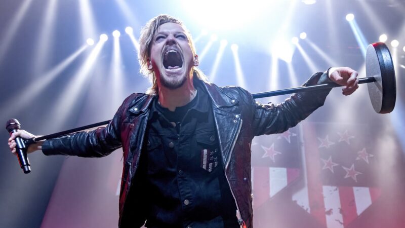 O vocalista Erik Grönwall durante show com o Skid Row em 2023 (Foto: Scott Legato / Getty Images)