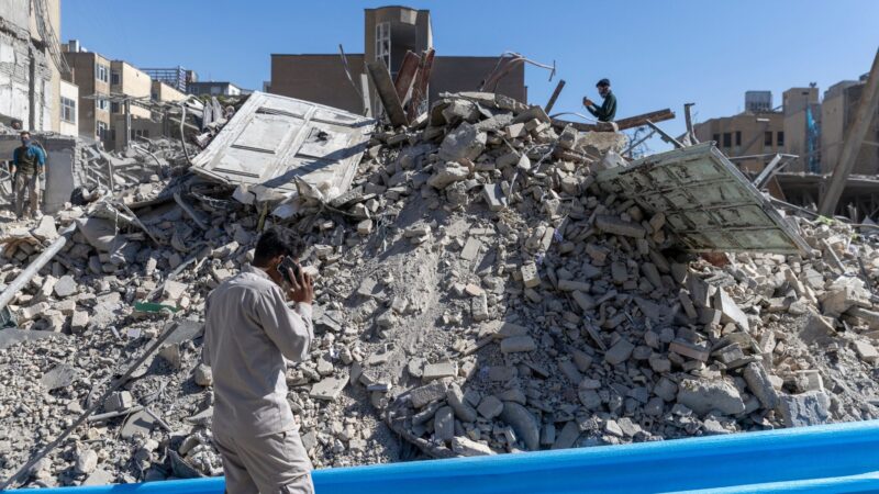 Escombros de uma delegacia de polícia, danificada em ataques aéreos em 3 de março de 2026, em Teerã, Irã (Foto: Majid Saeedi/Getty Images)