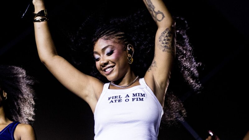 Ajuliacosta domina show no Cine Joia sem mirabolâncias e com muita lírica_cred_pollo.