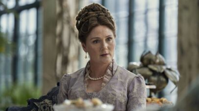 Atriz de ‘Bridgerton’ confessa que foi para casa e chorou após saber de cena íntima