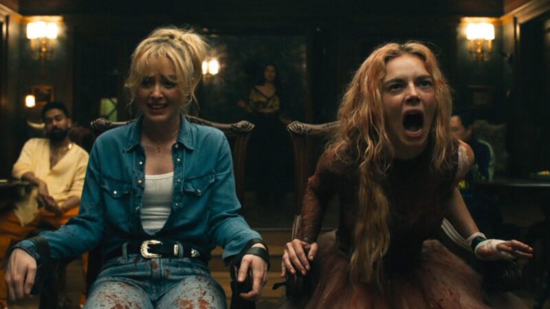 Kathryn Newton e Samara Weaving em 'Casamento Sangrento - A Viúva' (Foto: Divulgação/Searchlight Pictures)