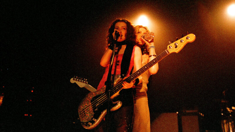 Melissa Auf der Maur e Courtney Love em shoe do Hole, em 1999