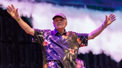Bruce Johnston, dos Beach Boys, deixa a banda após 61 anos