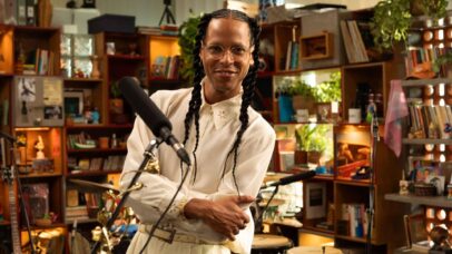 Giovani Cidreira interpreta canções autorais em novo episódio do Tiny Desk Brasil