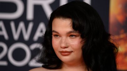 Lola Young precisou se afastar para se recuperar. Agora ela está fazendo um ‘lindo retorno’