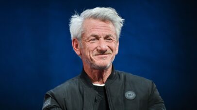 Sean Penn recebe estatueta do Oscar feita com metal de trem atingido na guerra da Ucrânia