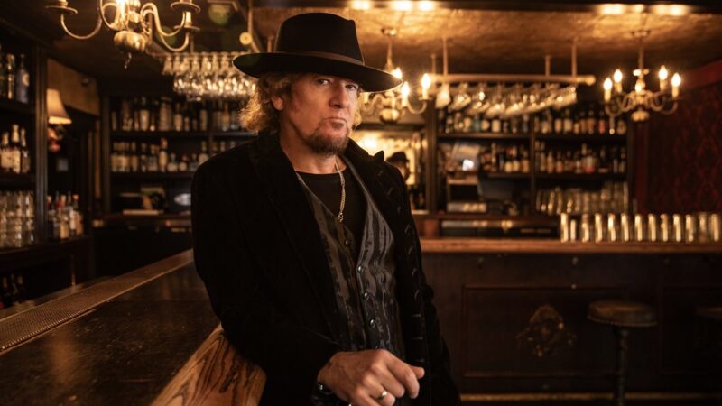 Adrian Smith, guitarrista do Iron Maiden e Smith/Kotzen, em 2025 (Foto: Piper Ferguson)