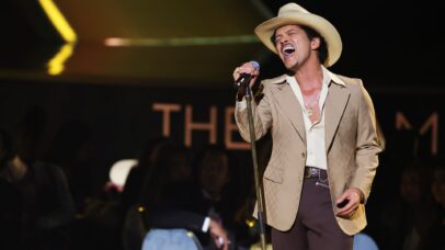 Bruno Mars entrega um disco água com açúcar em ‘The Romantic’