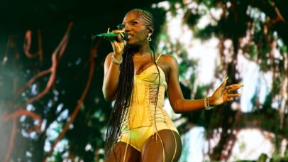 Doechii manda recado para fãs sul-americanos antes do Lollapalooza: ‘Mantenham-se hidratados e tentem não empurrar a pessoa na sua frente’