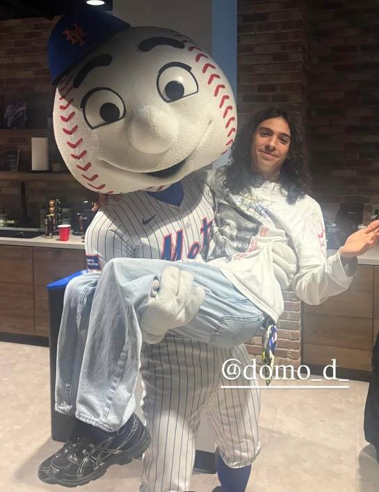 Dominic DiGesu com Mr. Met (Foto: reprodução / Instagram)