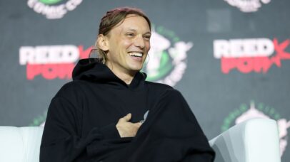 Jamie Campbell Bower, o Vecna de ‘Stranger Things’, lança single inédito ao lado do irmão