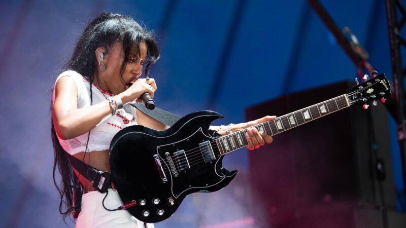 Amy Love do Nova Twins no Glastonbury 2025 (Foto: Kieran Frost / Redferns via Getty)