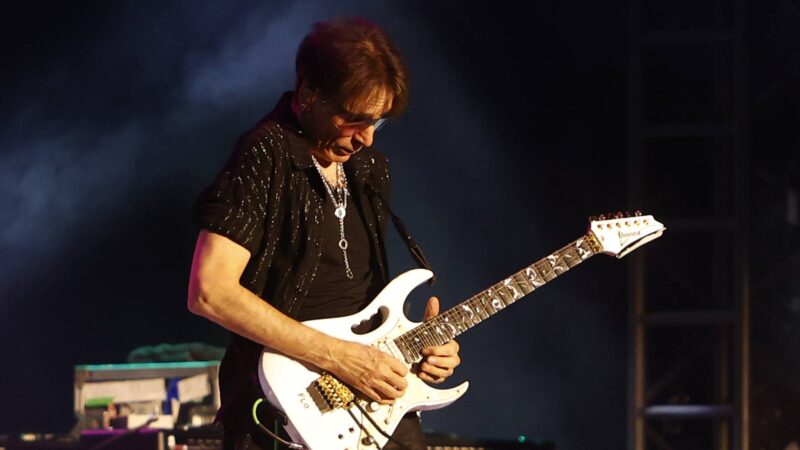 Steve Vai em 2025 (Foto: Mark Wieland / Redferns via Getty Images)