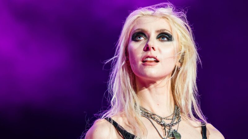 Taylor Momsen, cantora do The Pretty Reckless, durante show no Brasil em 2026 (Foto: Leca Suzuki @lecasuzukiphoto)