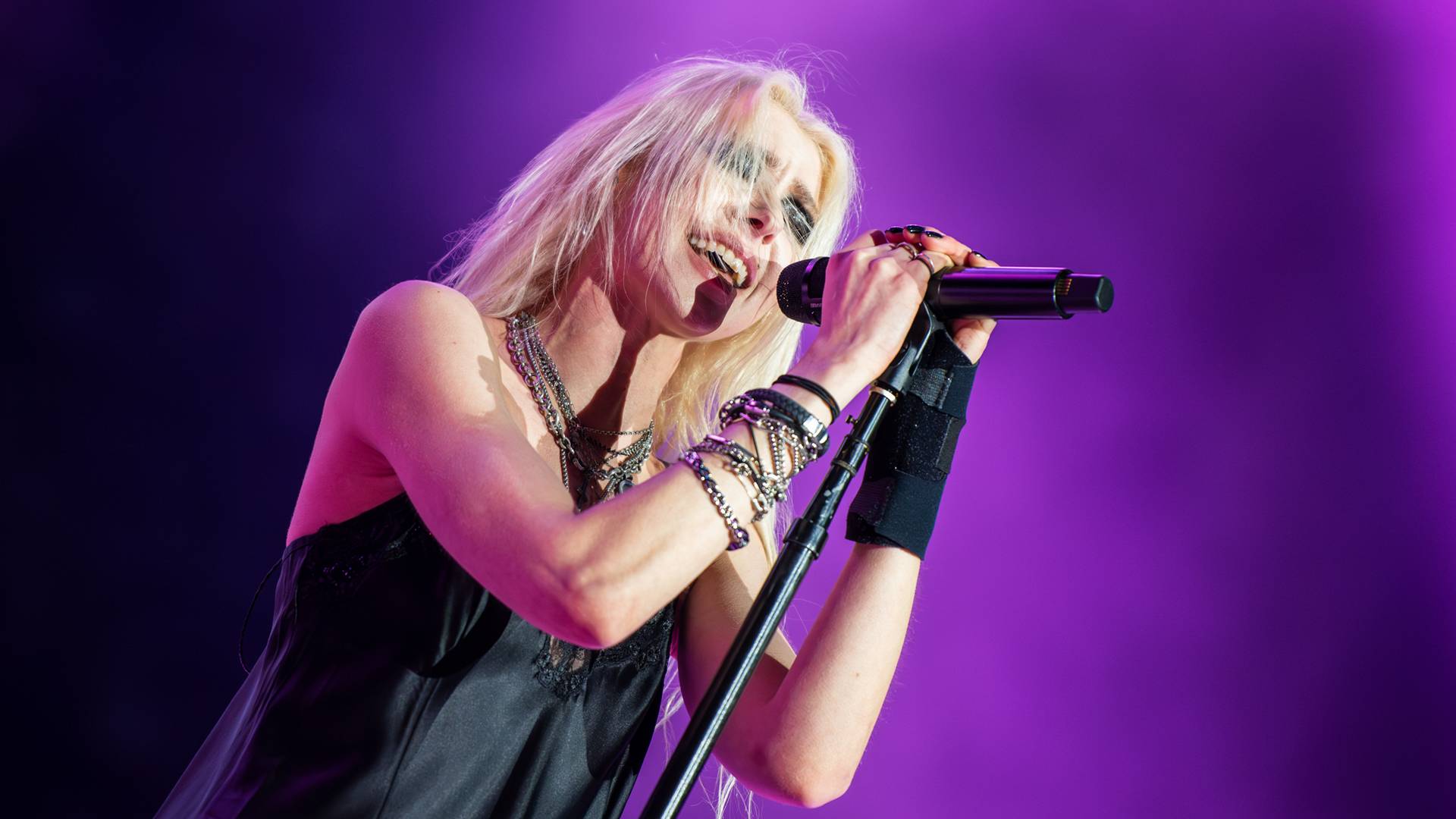 Taylor Momsen, cantora do The Pretty Reckless, durante show no Brasil em 2026 (Foto: Leca Suzuki @lecasuzukiphoto)