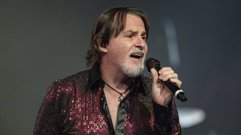 Tommy DeCarlo, vocalista do Boston, em 2023 (Foto: Daniel Knighton / Getty Images)