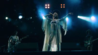 Anne Hathaway estudou Beyoncé para criar voz de estrela pop em ‘Mother Mary’