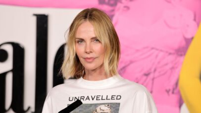 Charlize Theron revela que não se sente assombrada por tragédia que resultou na morte do pai