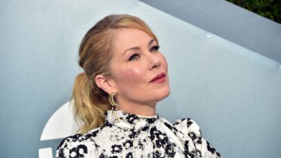 Christina Applegate é hospitalizada, mas tranquiliza fãs: ‘Sou uma pessoa forte’