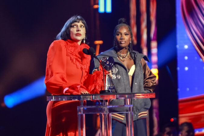 Lady Gaga e Doechii no iHeartRadio Music Awards 2025